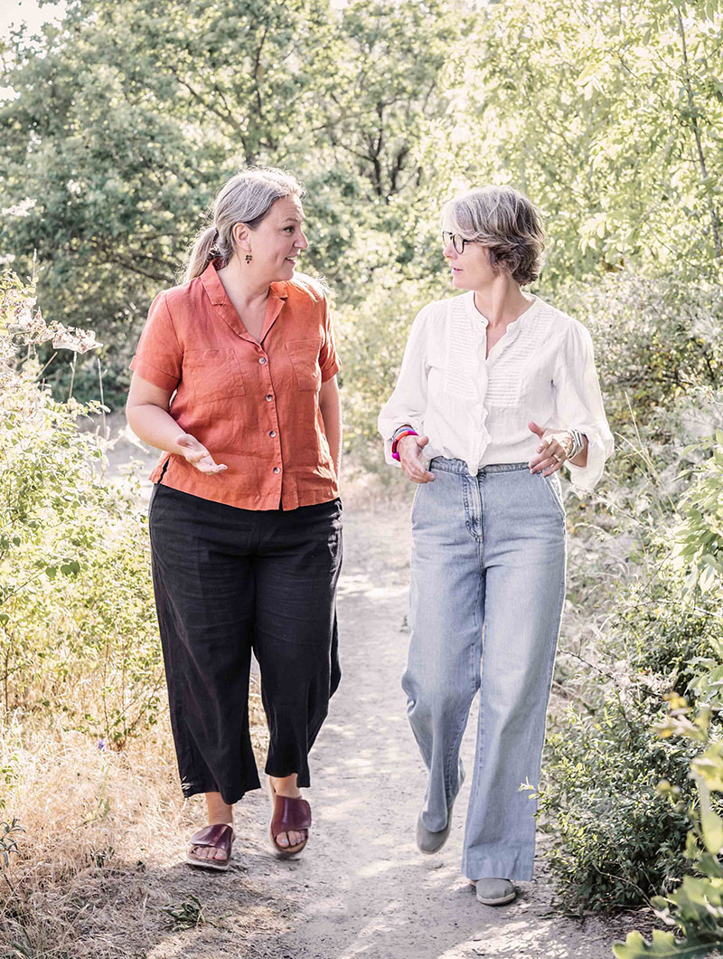 Livstilscoachen Charlotta Hägge samtalar med en kund i skogen