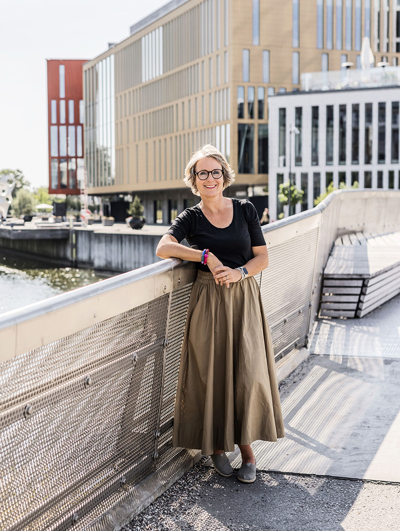 Yogainstruktören Charlotta Hägge lutar sig mot ett staket i Malmö
