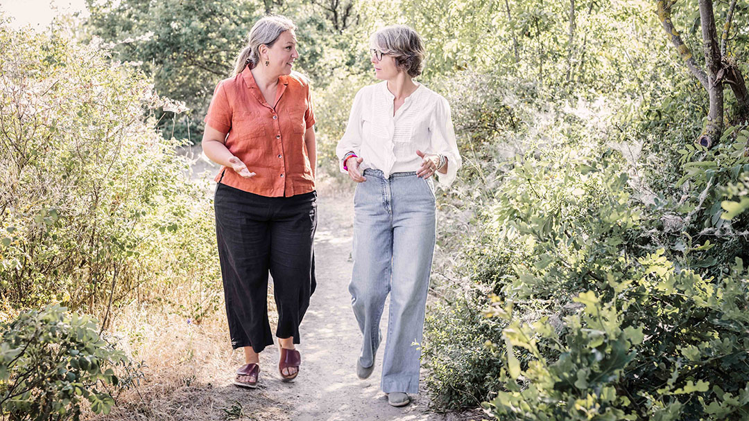 Charlotta Hägge coachar en kund i skogen.