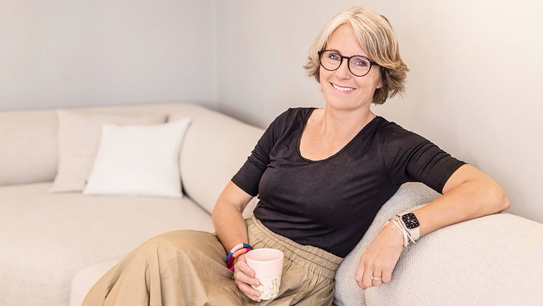 Livscoachen och facilitatorn Charlotta Hägge sitter i en soffa efter en föreläsning