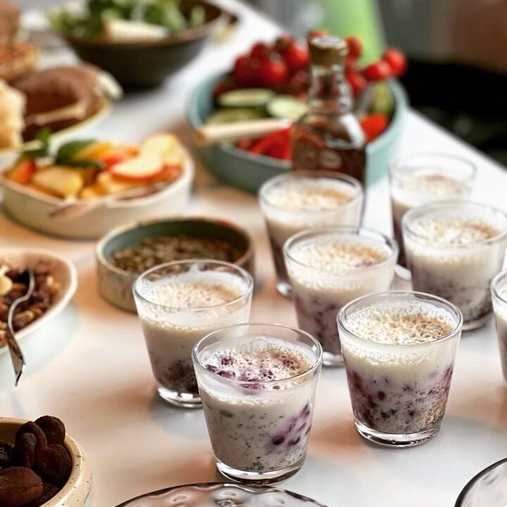 En frukost står uppdukad inför samtalsgruppen Pratstunden