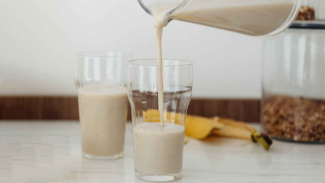 Charlotta Hägge häller upp mjölk i ett glas.